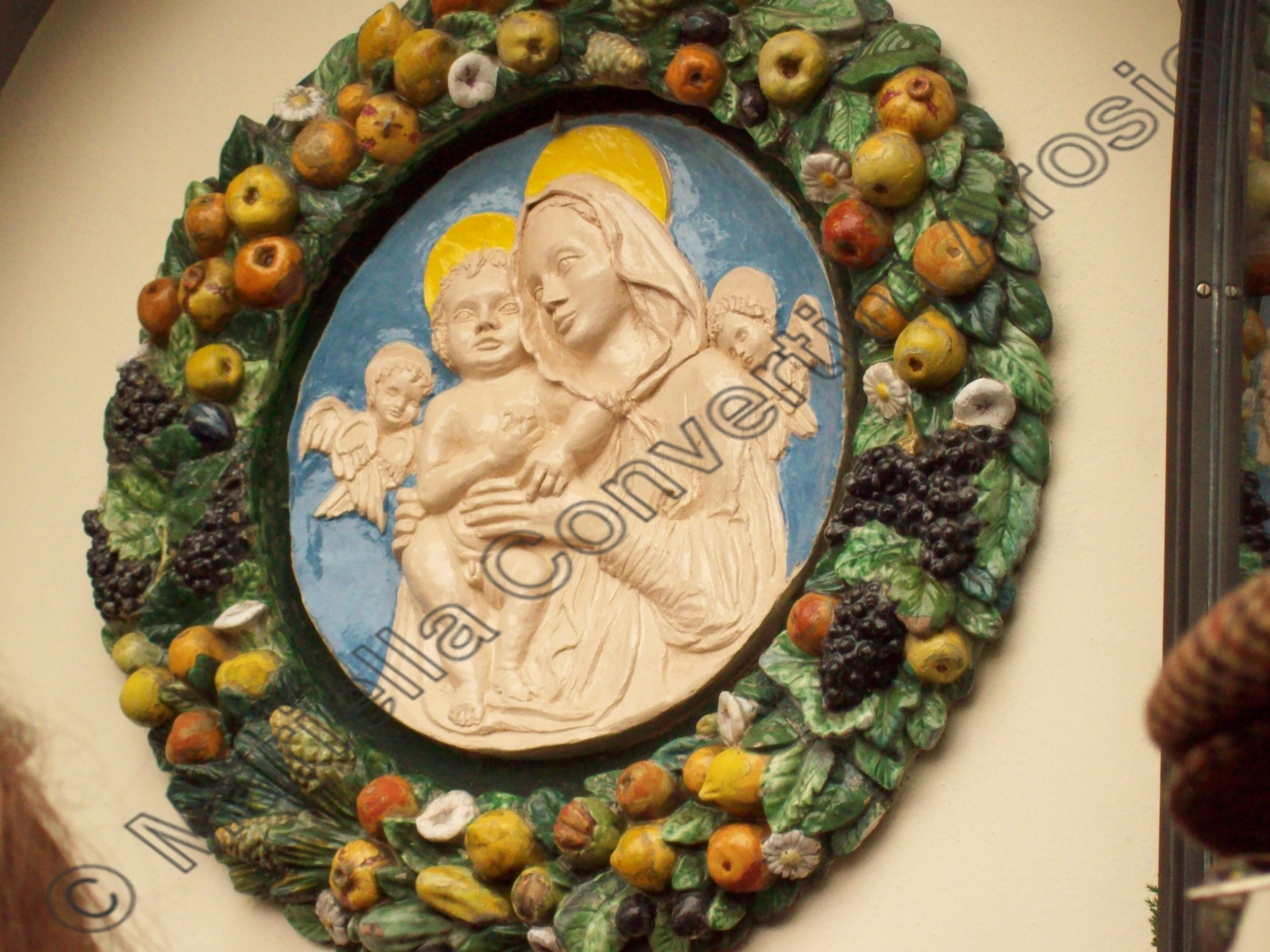 Madonna della frutta, argilla refrattaria ingobbiata e invetriata, diametro 53 cm